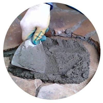 Укладка песчаника на бетонное основание