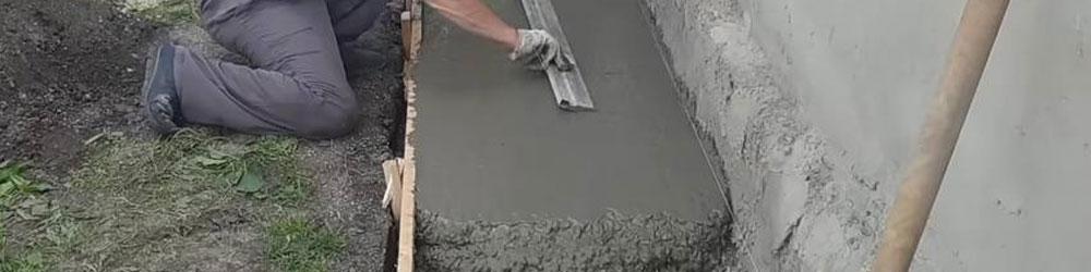 Заливка бетонной отмостки вокруг частного дома