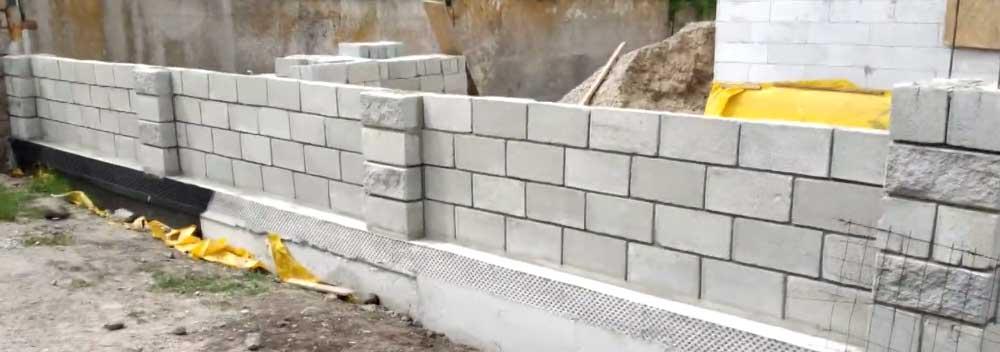 Забор из шлакоблока